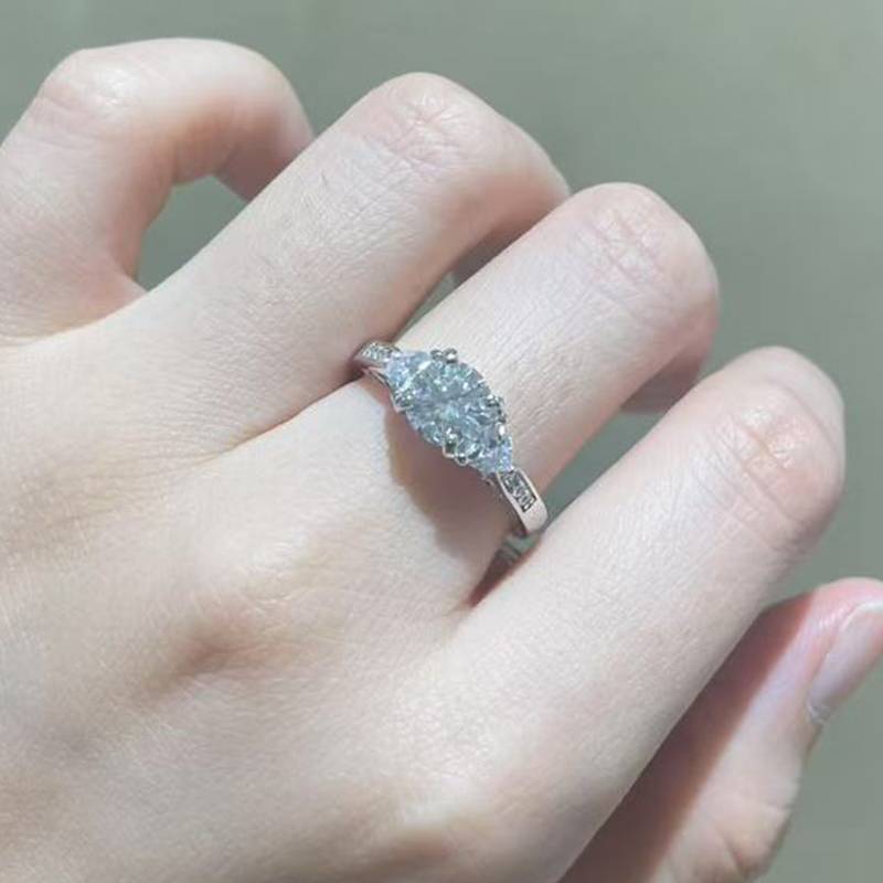 三石款圆钻Women's RingS925银镀白金定制选款主石Moissanite2.0ct/副石高碳钻